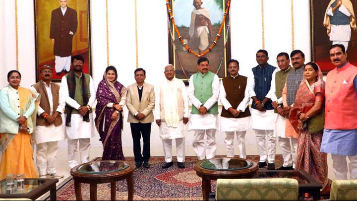 राज्यपाल श्री पटेल से मुख्यमंत्री के नेतृत्व में मंत्रिपरिषद ने की शिष्टाचार भेंट